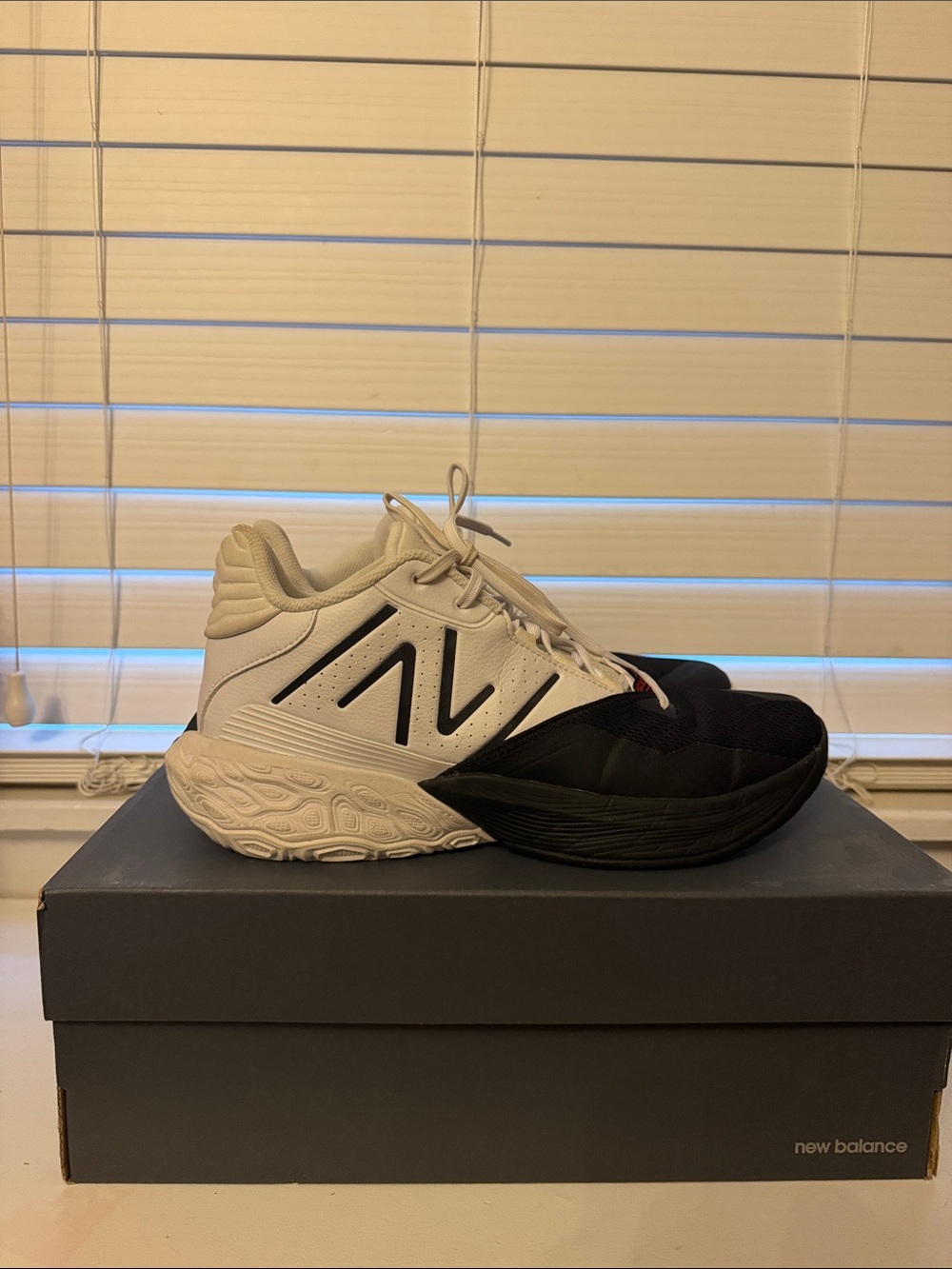 New Balance TWO WXY V4 Men's Contrast Basketball Sneaker